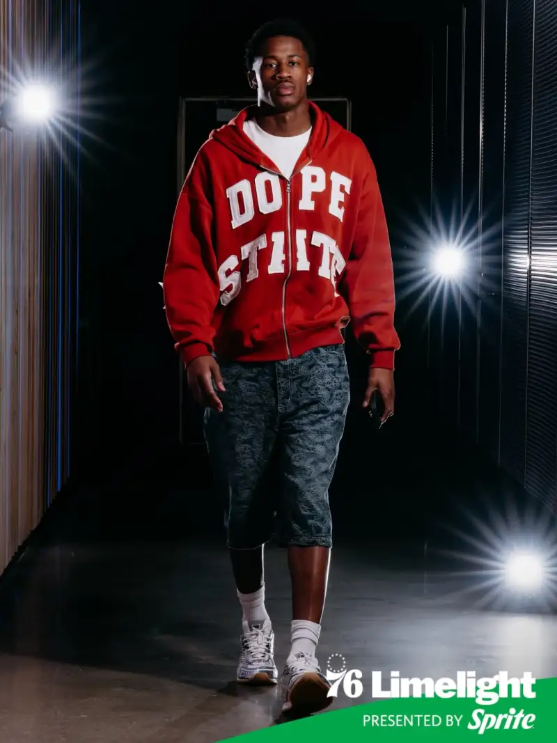 捍卫主场！76人晒球员们步入球馆的入场穿搭照