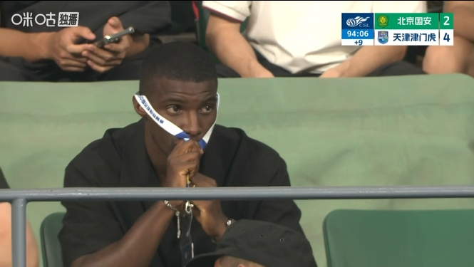 kaiyun-郁闷啊！国安京津大战主场2球落后，伤缺的法比奥看台满眼不甘